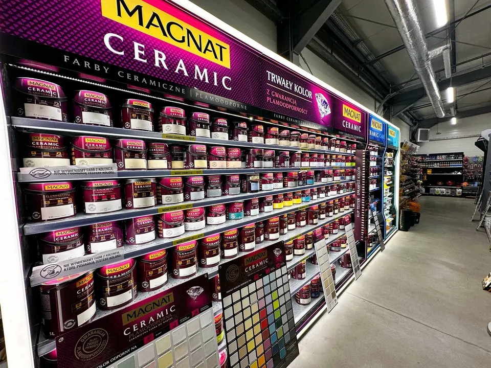 Dział farb w SHOP BUDOWLANY — regały z farbami Magnat Ceramic i mieszalnia kolorów