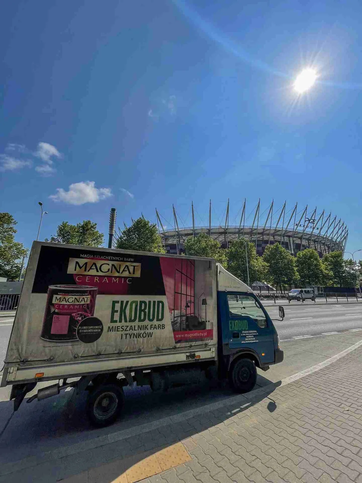 Auto dostawcze Ekobud pod Stadionem Narodowym w Warszawie