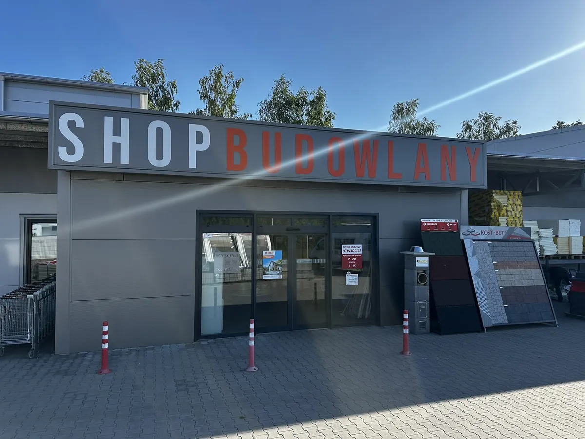 Wejście do sklepu SHOP BUDOWLANY od strony parkingu