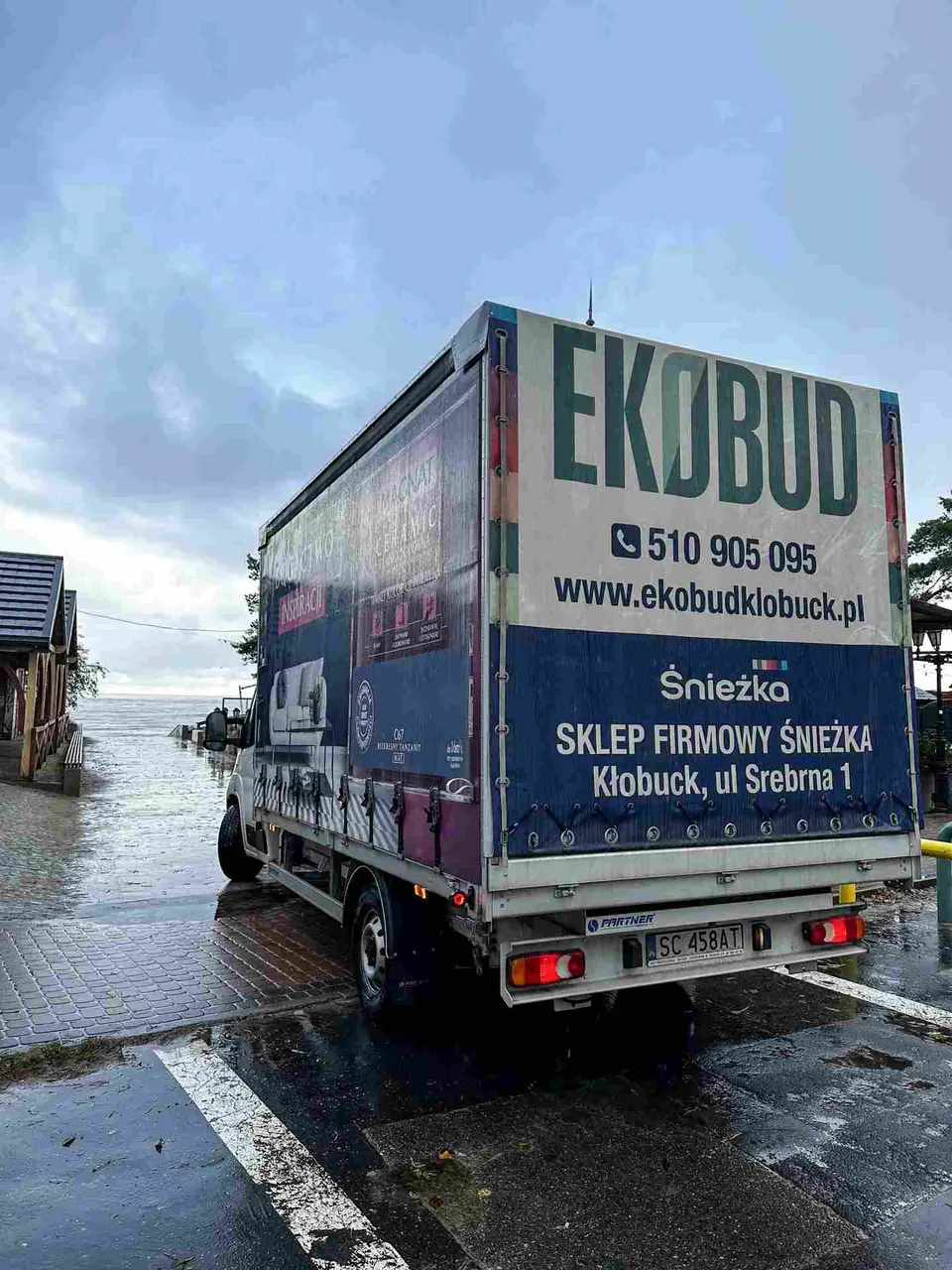 Auto dostawcze Ekobud z materiałami w trasie